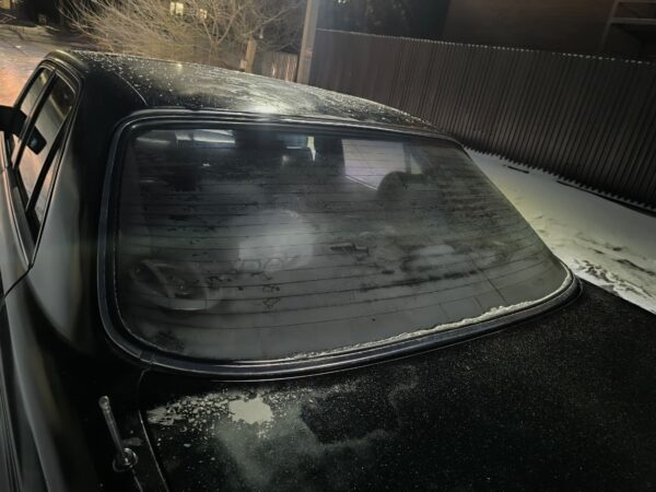 Заднее лобовое оригинал с резинкой и хромом w126